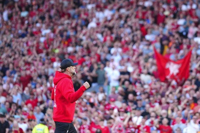 Jurgen Klopp mengajak fans Liverpool melakukan fist pump untuk terakhir kalinya di Anfield, Minggu (19/05/2024). (c) AP Photo/Jon Super