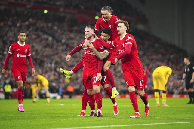 Skuad Liverpool merayakan gol Alexis Mac Allister ke gawang Sheffield United di pekan ke-31 Liga Inggris 2023/2024 di Anfield, Jumat (05/04/2024). (c) AP Photo/Jon Super