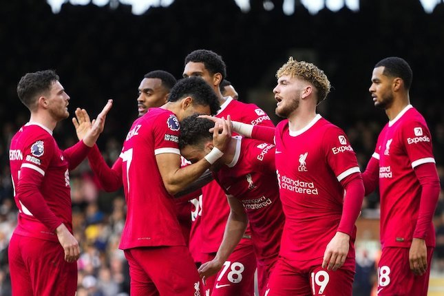 Skuad Liverpool merayakan gol Diogo Jota ke gawang Fulham di pekan 34 Premier League 2023/24 di Craven Cottage, Minggu (21/04/2024). (c) AP Photo/Kirsty Wigglesworth