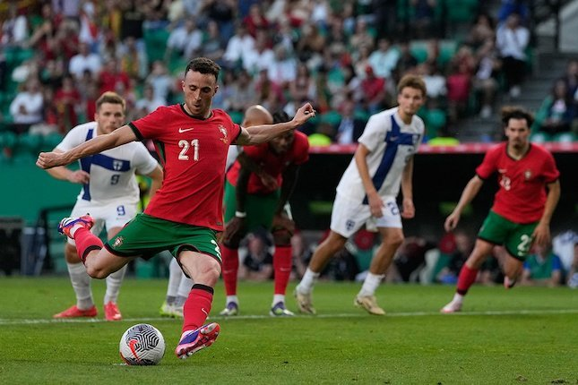 Momen eksekusi penalti Diogo Jota di laga Portugal vs Finlandia, uji coba internasional Juni 2024 (c) AP Photo/Armando Franca