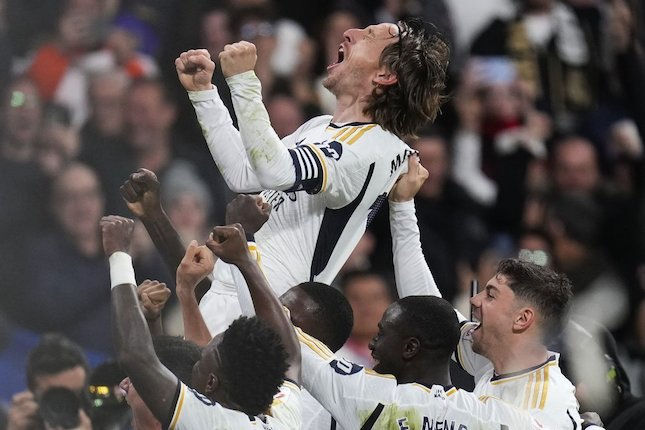 Luka Modric mencetak gol pada laga La Liga antara Real Madrid vs Sevilla (c) AP Photo/Manu Fernandez