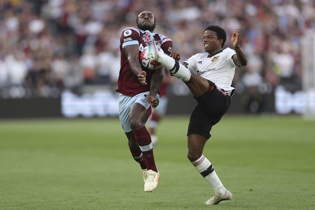 Duel Michail Antonio dan Tyrell Malacia dalam laga West Ham vs Manchester United pada pekan ke-35 Premier League 2022/2023 di London Stadium, Senin (08/05/2023) dini hari WIB. (c) AP Photo/Ian Walton
