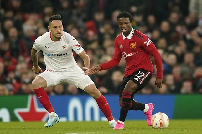 Tyrell Malacia berduel dengan Lucas Ocampos pada leg pertama 8 Besar Liga Europa 2022/2023 (c) AP Photo/Dave Thompson